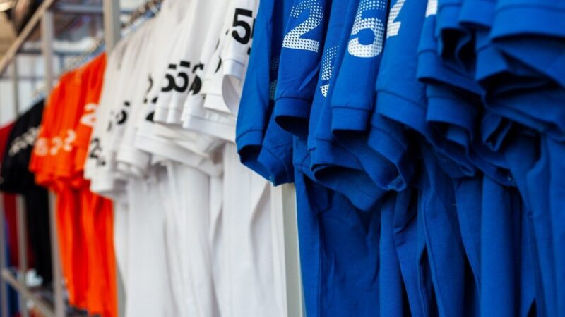 Koszulki piłkarskie z własnym nadrukiem – jak wybrać najlepszą opcję dla drużyny