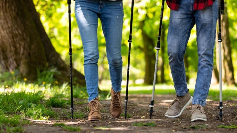 Nordic walking rano czy wieczorem – kiedy daje lepsze efekty?