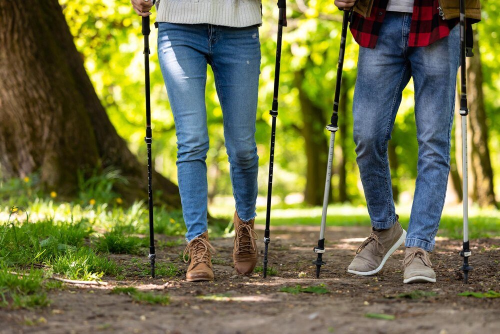 Nordic walking rano czy wieczorem – kiedy daje lepsze efekty?